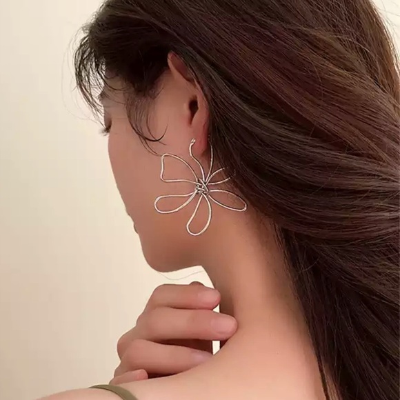 New Artisan Silver Sculpted Wire Flower Earrings - Picture 4 of 5